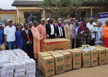Les responsables de la MATCA posant avec ceux de l’école et les membres de la fondation.