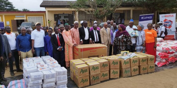 Les responsables de la MATCA posant avec ceux de l’école et les membres de la fondation.