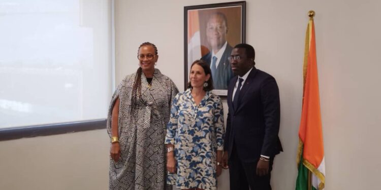 De gauche à droite : SE. Mme Jessica David Ba, Ambassadeur des USA en Côte d’Ivoire, SE.Mme Jessye Lapenn et SEM. Wantabouna Ouattara.