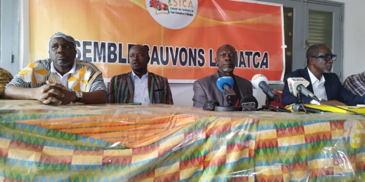 La table de séance avant que les choses commencent à dégénérer.