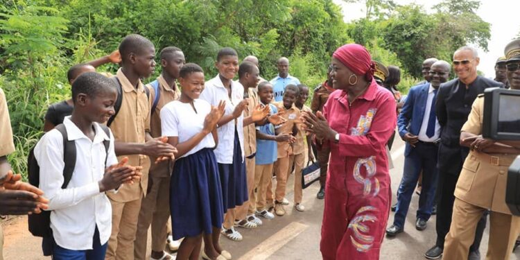 La ministre Mariatou Koné ici lors d’une visite lors de la rentrée scolaire.