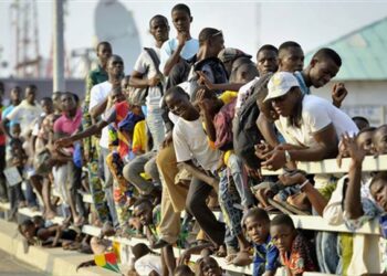 Des jeunes au chômage tentant d’embarquer pour l’Europe.