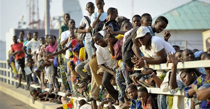 Des jeunes au chômage tentant d’embarquer pour l’Europe.