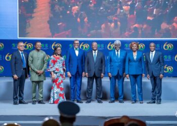 Le Président Ouattara posant ici avec plusieurs personnalités lors de la cérémonie.