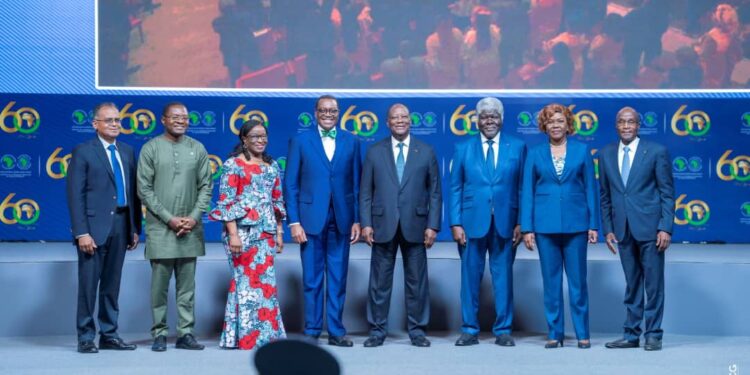 Le Président Ouattara posant ici avec plusieurs personnalités lors de la cérémonie.