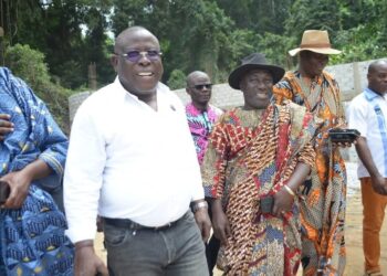 Les chefs de villages Atchan visitent le site de la Baie du Banco.