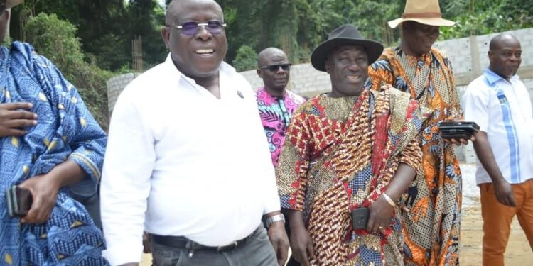 Les chefs de villages Atchan visitent le site de la Baie du Banco.