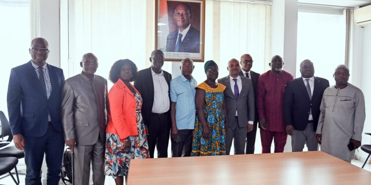 La table de séance qui a pris part à la conférence.