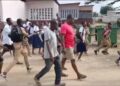 Image des manifestants bloquant l’accès au collège.