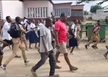 Image des manifestants bloquant l’accès au collège.
