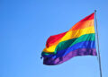 Photo légendée : Drapeau représentant la communauté LGBTQIA+.