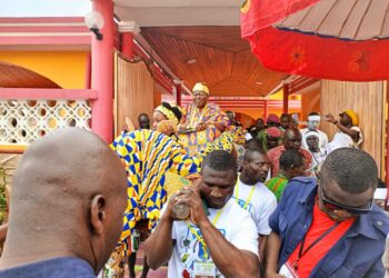 Bassam/Abissa 2024 : Le bain de foule du Roi Amon Tanoe.