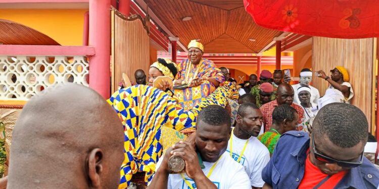 Bassam/Abissa 2024 : Le bain de foule du Roi Amon Tanoe.