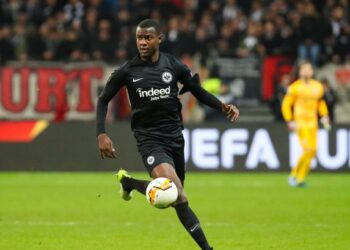 Le Real Madrid est à la recherche d’un défenseur central pour pallier l’absence d’Eder Militao, et un nom ressort tout particulièrement : celui d’Evan Ndicka, international ivoirien et pilier de l’AS Roma