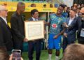 Match Brésil-Uruguay / Vinicius reçoit un certificat sur ses racines camerounaises