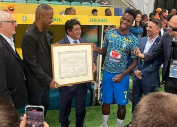 Match Brésil-Uruguay / Vinicius reçoit un certificat sur ses racines camerounaises