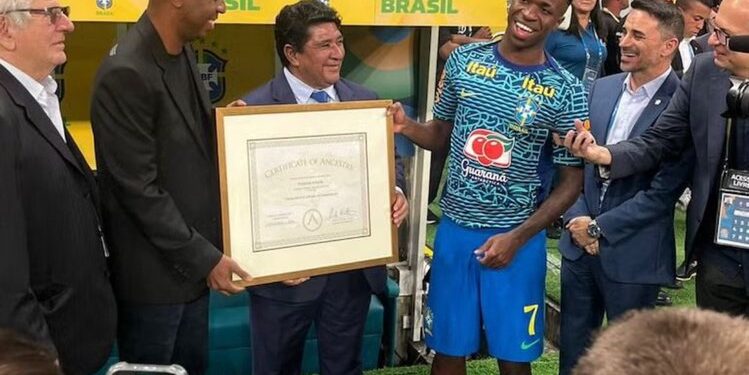 Match Brésil-Uruguay / Vinicius reçoit un certificat sur ses racines camerounaises