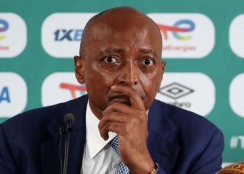 Guinée: Patrice Motsepe en larme.