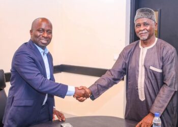 𝐂𝐨𝐡𝐞́𝐬𝐢𝐨𝐧 𝐬𝐨𝐜𝐢𝐚𝐥𝐞 𝐞𝐭 𝐥𝐞𝐚𝐝𝐞𝐫𝐬𝐡𝐢𝐩 : 𝐋𝐞 𝐌𝐚𝐢𝐫𝐞 𝐉𝐞𝐚𝐧-𝐋𝐨𝐮𝐢𝐬 𝐌𝐨𝐮𝐥𝐨𝐭 𝐫𝐞𝐜̧𝐨𝐢𝐭 𝐥𝐚 𝐜𝐨𝐦𝐦𝐮𝐧𝐚𝐮𝐭𝐞́ 𝐝𝐮 𝐃𝐞𝐧𝐠𝐮𝐞𝐥𝐞́