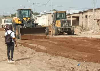 Séguéla : La mairie entame des travaux d’ouverture et de reprofilage des voiriesLa mairie de Séguéla dirigée par Dr Bamba Maférima Fouété M’Bahia, a entrepris depuis trois jours des travaux d’ouverture et de reprofilage de voies des quartiers de la capitale de la région du Worodougou.Cette action s’inscrit dans le cadre de la politique de la municipalité dont l’un des axes majeurs est la réhabilitation des voies de tous les quartiers de la commune en vue de leur désenclavement.Selon la première magistrate de la commune de Séguéla, Dr Bamba Maférima Fouété M’Bahia, l’objectif de ces travaux est de faire en sorte que la circulation soit beaucoup plus fluide afin d’améliorer les conditions de vie des administrés. Ces travaux visent à rendre accessible les quartiers difficiles d’accès et à mettre fin à l’occupation anarchique sur ces voies.« Dans le souci de désenclaver les quartiers difficiles d’accès, nous avons entamé des travaux de reprofilage et d’ouverture des voies au bénéfice des populations Ce, pour que le déplacement ne soit plus un calvaire pour ces riverains. Ils faciliteront la circulation de ces habitants et va créer une ouverture de ces artères sur d’autres tronçons. J’invite les fils et filles de Séguéla à se mettre ensemble pour amorcer le développement de la commune », a déclaré Dr Bamba Maférima.A travers cet acte de haute portée sociale et de développement, Dr Bamba Maférima Fouété, traduit ainsi le vœu du président de la République SEM Alassane Ouattara en action concrète.Ces travaux suscitent beaucoup d’espoir et de joie chez les populations riverainesM. Kouamé Bertin enseignant au Lycée Moderne BAD, a expliqué que c’est un grand soulagement pour les populations de voir les voies de leur commune être reprofilées.« Dr Bamba Maférima Fouété et son équipe municipal sont en train de faire de Séguéla une ville rayonnante. Nous sommes fiers du travail d’hercule engagé par la Mairie. Nous disons grand merci à la municipalité qui accorde une grande importance au bonheur des populations », s’est-il réjoui.Quant à Mlle Bakayoko Nomianga, elle n’a pas manqué de témoigner sa grande joie de voir l’état des voies du quartier Bakayoko-Extension s’améliorer.« C’est cette voie que nos mamans enceintes empruntent pour aller en consultation. C’est même difficile pour nos moto-taxis de rouler sur cette voie. Aujourd’hui avec l’apport de notre mairie, c’est un grand soulagement pour tout Séguéla », a-t-elle dit.Sercom