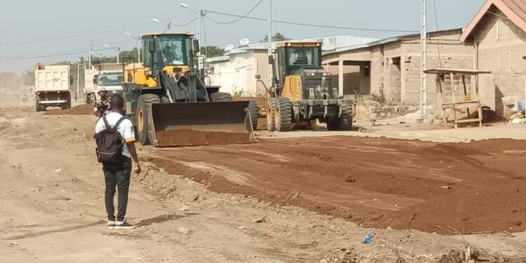 Séguéla : La mairie entame des travaux d’ouverture et de reprofilage des voiriesLa mairie de Séguéla dirigée par Dr Bamba Maférima Fouété M’Bahia, a entrepris depuis trois jours des travaux d’ouverture et de reprofilage de voies des quartiers de la capitale de la région du Worodougou.Cette action s’inscrit dans le cadre de la politique de la municipalité dont l’un des axes majeurs est la réhabilitation des voies de tous les quartiers de la commune en vue de leur désenclavement.Selon la première magistrate de la commune de Séguéla, Dr Bamba Maférima Fouété M’Bahia, l’objectif de ces travaux est de faire en sorte que la circulation soit beaucoup plus fluide afin d’améliorer les conditions de vie des administrés. Ces travaux visent à rendre accessible les quartiers difficiles d’accès et à mettre fin à l’occupation anarchique sur ces voies.« Dans le souci de désenclaver les quartiers difficiles d’accès, nous avons entamé des travaux de reprofilage et d’ouverture des voies au bénéfice des populations Ce, pour que le déplacement ne soit plus un calvaire pour ces riverains. Ils faciliteront la circulation de ces habitants et va créer une ouverture de ces artères sur d’autres tronçons. J’invite les fils et filles de Séguéla à se mettre ensemble pour amorcer le développement de la commune », a déclaré Dr Bamba Maférima.A travers cet acte de haute portée sociale et de développement, Dr Bamba Maférima Fouété, traduit ainsi le vœu du président de la République SEM Alassane Ouattara en action concrète.Ces travaux suscitent beaucoup d’espoir et de joie chez les populations riverainesM. Kouamé Bertin enseignant au Lycée Moderne BAD, a expliqué que c’est un grand soulagement pour les populations de voir les voies de leur commune être reprofilées.« Dr Bamba Maférima Fouété et son équipe municipal sont en train de faire de Séguéla une ville rayonnante. Nous sommes fiers du travail d’hercule engagé par la Mairie. Nous disons grand merci à la municipalité qui accorde une grande importance au bonheur des populations », s’est-il réjoui.Quant à Mlle Bakayoko Nomianga, elle n’a pas manqué de témoigner sa grande joie de voir l’état des voies du quartier Bakayoko-Extension s’améliorer.« C’est cette voie que nos mamans enceintes empruntent pour aller en consultation. C’est même difficile pour nos moto-taxis de rouler sur cette voie. Aujourd’hui avec l’apport de notre mairie, c’est un grand soulagement pour tout Séguéla », a-t-elle dit.Sercom