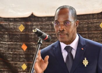 Alain Cocauthrey (PDCI-RDA) : «Ce procès est une intrigue ourdie contre un adversaire politique»Dans un document de deux pages qui circule en ce moment sur les réseaux sociaux et intitulé, ‘’les observations du Pdci-Rda sur l’assignation portée contre le président du parti’’, le Directeur du Cabinet du Président du Pdci-Rda, Alain Cocauthrey prend position dans cet imbroglio juridique. Après une analyse des faits, il assure «que ce procès mal fondé a toutes les caractéristiques d’une intrigue ourdie contre un adversaire politique à l’aura grandissante. Cette intrigue ne saurait viser la réparation d’un prétendu tort qui n’existe pas ». A l’en croire, «ce procès est aussi une réaction de panique et un aveu de désespoir face au succès éclatant du meeting du 15 février 2025 à Yopougon, qui a démontré l’attachement de toutes les composantes de la société ivoirienne à la personne du Président Tidjane Thiam». Dans son argumentaire, il explique que son parti qui cultive «les valeurs de paix, de justice, de démocratie, et de fraternité, indispensables à la construction d’une nation harmonieuse et sans haine» est également «enraciné dans la quête de dialogue et ne saurait se laisser distraire par des attaques dont l’unique objectif est de le détourner, à travers des actes de diversion, des valeurs qui le caractérisent».Arguments contre argumentsPour prouver la véracité de ses dires et confondre ainsi les détracteurs du président de son parti, le Directeur de Cabinet procède par une offensive ciblée. Il affirme catégoriquement que les plaignants ne sont ni des militants du PDCI-RDA, ni des secrétaires généraux de section contrairement aux titres allégués par les plaignants qui se présentent plutôt comme des secrétaires de section. De même pour l’imprécision des sections concernées et revendiquées par les plaignants, ce qui empêche d’établir et d’identifier avec précision leur origine géographique. Alain Cocauthrey ajoute qu’ «Aucun article des statuts et du règlement intérieur du parti ne prévoit la destitution d’un Président élu au Congrès. Mieux, précise-t-il, l’article 69 des statuts stipule que : « toute décision prise par un organe du Parti à l’issue d’un vote est exécutoire, sauf recours hiérarchique. Toutefois, les décisions du Bureau Politique sont insusceptibles de voie de recours». Ce qui veut dire que la décision souveraine du Congrès, instance suprême, ne peut faire l’objet d’une voie de recours de la part d’un militant ès-qualité. Alors qu’un doute sérieux plane sur la qualité des plaignants». Concernant la question centrale de la nationalité du président du parti, il fait savoir enfin que «l’article 41, sur lequel se fondent les plaignants, stipule simplement que: «le candidat à la présidence du Parti doit être ivoirien». Il ne s’agit donc pas d’une nationalité exclusive. Tout comme l’article 49 qui exige que: «le membre du Secrétariat Exécutif du parti doit être ivoirien… ». C’est ainsi que des binationaux ont pu être nommés Secrétaires Exécutifs du parti».