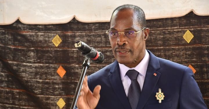 Alain Cocauthrey (PDCI-RDA) : «Ce procès est une intrigue ourdie contre un adversaire politique»Dans un document de deux pages qui circule en ce moment sur les réseaux sociaux et intitulé, ‘’les observations du Pdci-Rda sur l’assignation portée contre le président du parti’’, le Directeur du Cabinet du Président du Pdci-Rda, Alain Cocauthrey prend position dans cet imbroglio juridique. Après une analyse des faits, il assure «que ce procès mal fondé a toutes les caractéristiques d’une intrigue ourdie contre un adversaire politique à l’aura grandissante. Cette intrigue ne saurait viser la réparation d’un prétendu tort qui n’existe pas ». A l’en croire, «ce procès est aussi une réaction de panique et un aveu de désespoir face au succès éclatant du meeting du 15 février 2025 à Yopougon, qui a démontré l’attachement de toutes les composantes de la société ivoirienne à la personne du Président Tidjane Thiam». Dans son argumentaire, il explique que son parti qui cultive «les valeurs de paix, de justice, de démocratie, et de fraternité, indispensables à la construction d’une nation harmonieuse et sans haine» est également «enraciné dans la quête de dialogue et ne saurait se laisser distraire par des attaques dont l’unique objectif est de le détourner, à travers des actes de diversion, des valeurs qui le caractérisent».Arguments contre argumentsPour prouver la véracité de ses dires et confondre ainsi les détracteurs du président de son parti, le Directeur de Cabinet procède par une offensive ciblée. Il affirme catégoriquement que les plaignants ne sont ni des militants du PDCI-RDA, ni des secrétaires généraux de section contrairement aux titres allégués par les plaignants qui se présentent plutôt comme des secrétaires de section. De même pour l’imprécision des sections concernées et revendiquées par les plaignants, ce qui empêche d’établir et d’identifier avec précision leur origine géographique. Alain Cocauthrey ajoute qu’ «Aucun article des statuts et du règlement intérieur du parti ne prévoit la destitution d’un Président élu au Congrès. Mieux, précise-t-il, l’article 69 des statuts stipule que : « toute décision prise par un organe du Parti à l’issue d’un vote est exécutoire, sauf recours hiérarchique. Toutefois, les décisions du Bureau Politique sont insusceptibles de voie de recours». Ce qui veut dire que la décision souveraine du Congrès, instance suprême, ne peut faire l’objet d’une voie de recours de la part d’un militant ès-qualité. Alors qu’un doute sérieux plane sur la qualité des plaignants». Concernant la question centrale de la nationalité du président du parti, il fait savoir enfin que «l’article 41, sur lequel se fondent les plaignants, stipule simplement que: «le candidat à la présidence du Parti doit être ivoirien». Il ne s’agit donc pas d’une nationalité exclusive. Tout comme l’article 49 qui exige que: «le membre du Secrétariat Exécutif du parti doit être ivoirien… ». C’est ainsi que des binationaux ont pu être nommés Secrétaires Exécutifs du parti».