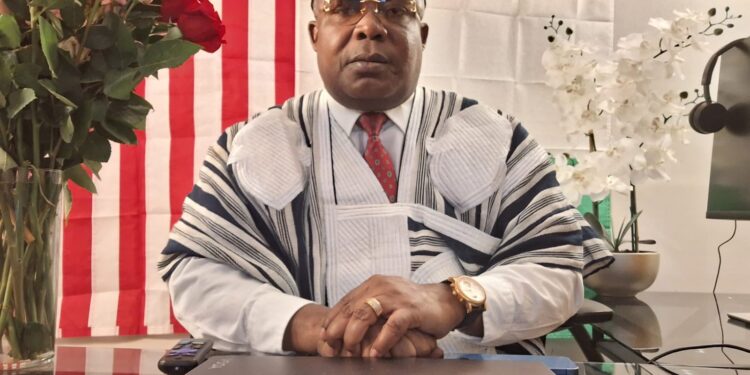 Violation des droits de l’homme en Côte d’Ivoire/Les héritiers d’Houphouët Boigny s’affrontent.                       Dans le concert des partis politiques de l’opposition qui critiquent sévèrement le gouvernement, une nouvelle voix qui revendique l’héritage de feu Félix Houphouët Boigny, à savoir le Parti Houphouëtiste pour la Démocratie et le Développement en Côte d’Ivoire (PHDD.CI), à l’image du Rassemblement des Houphouétistes pour la Démocratie et la Paix (RHDP), tient à élever la voix pour dénoncer certains abus liés à la situation des droits de l’homme qui prévaut actuellement en Côte d’Ivoire.En effet, sous la plume de son Président, Diby Bertrand Ako, le PHDD.CI a fait une déclaration publique à partir des Etats-Unis, précisément à Washington D.C, le 18 février 2025. Dans ce pamphlet d’une page et demi, le texte indique que «La Direction Nationale du Parti Houphouëtiste pour la Démocratie et le Développement en Côte D’Ivoire (PHDD.CI) dénonce avec force la persécution dont les cadres des Partis de l’opposition (PPA-CI, GPS, PDCI-RDA…) font l’objet de la part de la Justice et des Forces de Défense et de Sécurité de la Côte d’Ivoire à quelques mois des Elections Présidentielles. Cette traque acharnée a franchi une nouvelle étape avec les arrestations et les condamnations arbitraires des cadres du Parti des Peuples Africains (PPA-CI) du Président Laurent GBAGBO et ceux du Groupement et Peuple Solidaire (GPS) du Président Guillaume Kigbafori SORO. Le Président Tidjane Thiam du PDCI-RDA a essuyé récemment des injures publiques orchestrées impunément par le tristement célèbre Célestin Serey Doh qui est un ministre de la République et Cadre du RHDP». Plus loin, le président Ako dénonce le fait que, selon lui, «La Justice ivoirienne est manipulée et utilisée comme moyen de vengeance, de répression et d’intimidation de l’opposition en Côte d’Ivoire ». Il en veut pour preuve, le fait que «Trois cadres du Parti des Peuples Africains Cote d’Ivoire (PPA-CI) en occurrence Messieurs Damana Adia Pickas, Ipaud Lagui et Koua Justin ont été injustement condamné à 10 ans d’emprisonnement ferme et déchu de leur droit civique et politique pour cinq bonnes années pour une tentative imaginaire de Coup d’Etat en se servant de trois machettes et un fusil de chasse pour attaquer le Camp militaire d’Anyama». Une situation incongrue d’autant que, poursuit-il, au moment où «des Rebelles, des Microbes et des Criminels circulent librement en Côte d’Ivoire et d’autres sont même promus à des grades et postes importants sous le regard complice des Autorités Judiciaires ivoiriennes ». Plus grave, ajoute le président Ako, «Certains Cadres et Intellectuels Ivoiriens applaudissent de façon malhonnête les piétinements de notre Constitution au profit de leurs intérêts personnels en prêchant un quatrième Mandat illégal et anticonstitutionnel pour Alassane Ouattara ; alors qu’en France et aux Etats-Unis d’Amérique la Loi constitutionnelle qui prévoit qu’aucune personne ne peut faire plus de deux mandats est respectée et appliquée à la lettre. C’est vraiment pathétique». Selon le PHDD.CI, «Mr. Rigobert Soro ; frère cadet du Président Guillaume Soro de GPS a été arbitrairement arrêté et jeté en prison. D’autres cadres des Partis politiques de l’opposition font l’objet de traques interminables de la part des milices encagoulées, de policiers ou de gendarmes véreux depuis que le Président Alassane Ouattara a manifesté son intention malveillante de briguer un quatrième mandat anticonstitutionnel sous prétexte qu’il est en bonne santé. Cela est chapeauté par le refus de la Commission Electorale Indépendante de faire la révision de la liste électorale avant les élections présidentielles d’Octobre 2025». Vu tous ces faits, «La Direction Nationale du PHDD.CI condamne cette campagne d’intimidation et de harcèlement qui ne vise qu’à briser la résilience des militants des Partis politiques de l’opposition et à écraser toute contestation de l’entreprise de confiscation du pouvoir d’Etat par le RHDP». Enfin, ce parti « salue le courage indomptable et la détermination » de ses «militants et responsables, qui continuent de se battre pour la justice, la liberté et la démocratie dans notre pays». Avant d’exiger «la libération immédiate et sans condition de tous nos camarades de l’opposition injustement détenus ainsi que l’arrêt de la persécution illégale des militants et responsables des Partis de l’opposition. Restons unis et déterminés pour faire face à l’injustice sous toutes ses formes ». Cette dénonciation sonnera-t-elle comme un coup d’épée dans l’eau ou est-elle le préalable à une vraie bataille politique entre les héritiers du regretté Félix Houphouët Boigny ? Seul l’avenir nous le dira.Fidel Koné