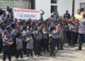 District Autonome d’Abidjan/Les Tout-Petits félicitent Bacongo pour son travail. À l’occasion du mardi gras, les élèves de l’école préscolaire méthodiste « LA SHEKINA » de Yopougon Kouté ont eu le privilège de découvrir, mardi 4 mars, le District Autonome d’Abidjan lors d’une immersion enrichissante. Accueillis chaleureusement, ils ont exprimé leurs félicitations au Ministre-Gouverneur Cissé Bacongo pour le colossal travail qu’il a abattu en matière d’urbanisation et de développement de la ville. Travail dont les résultats sont partout visibles : transformation de la Baie du Banco, réhabilitation de la Mosquée Salam d’Adjamé, les travaux du Rond-Point des 220 Logements, etc.Sous la supervision de M. DANHO Paulin, Premier Vice-Gouverneur du District d’Abidjan, et en présence de Mme YAPO Brigitte, Directrice Générale des Services Administratifs, et de M. N’DRI Narcisse, Conseiller Spécial, les élèves ont plongé dans l’univers institutionnel d’Abidjan, découvrant ainsi le rôle de l’administration publique et les missions des services rattachés au Cabinet du Gouverneur.La visite a débuté par un acte symbolique : la montée du drapeau national, marquant le début de cette immersion patriotique et éducative. Accompagnés de leurs hôtes, les enfants ont exploré divers services liés à la gestion urbaine, à la culture, au développement social et à l’intégration communautaire. Ces échanges ont renforcé leur compréhension du fonctionnement de l’administration locale et de la diversité culturelle de la Côte d’Ivoire.M. DANHO Paulin, représentant le Ministre Gouverneur Ibrahima Cissé Bacongo, a exprimé sa satisfaction quant à cette belle initiative et a chaleureusement souhaité la bienvenue aux enfants. « On m’a confié ce message : il vous porte une grande affection. Vous avez fait un excellent choix en optant pour la tenue de la Gendarmerie, symbole fort des valeurs et de l’honneur de notre pays », a-t-il souligné. Avant de conclure, M. DANHO Paulin a annoncé, au nom du Ministre Gouverneur, un don de 500 000 FCFA aux tout-petits.De son côté, la Directrice de l’école, Mme OUYE Roseline, a pris la parole pour expliquer le contexte de cette visite et a exprimé sa profonde gratitude pour l’accueil chaleureux réservé aux élèves.Cette expérience a été un véritable succès, renforçant chez les jeunes leur sentiment d’appartenance à la nation et célébrant les valeurs de solidarité, d’intégration et de diversité culturelle. Elle leur a offert un aperçu précieux de l’administration publique tout en consolidant les valeurs d’unité nationale.