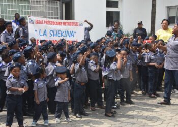 District Autonome d’Abidjan/Les Tout-Petits félicitent Bacongo pour son travail.                                      À l’occasion du mardi gras, les élèves de l’école préscolaire méthodiste « LA SHEKINA » de Yopougon Kouté ont eu le privilège de découvrir, mardi 4 mars, le District Autonome d’Abidjan lors d’une immersion enrichissante. Accueillis chaleureusement, ils ont exprimé leurs félicitations au Ministre-Gouverneur Cissé Bacongo pour le colossal travail qu’il a abattu en matière d’urbanisation et de développement de la ville. Travail dont les résultats sont partout visibles : transformation de la Baie du Banco, réhabilitation de la Mosquée Salam d’Adjamé, les travaux du Rond-Point des 220 Logements, etc.Sous la supervision de M. DANHO Paulin, Premier Vice-Gouverneur du District d’Abidjan, et en présence de Mme YAPO Brigitte, Directrice Générale des Services Administratifs, et de M. N&rsquo;DRI Narcisse, Conseiller Spécial, les élèves ont plongé dans l’univers institutionnel d’Abidjan, découvrant ainsi le rôle de l’administration publique et les missions des services rattachés au Cabinet du Gouverneur.La visite a débuté par un acte symbolique : la montée du drapeau national, marquant le début de cette immersion patriotique et éducative. Accompagnés de leurs hôtes, les enfants ont exploré divers services liés à la gestion urbaine, à la culture, au développement social et à l’intégration communautaire. Ces échanges ont renforcé leur compréhension du fonctionnement de l’administration locale et de la diversité culturelle de la Côte d&rsquo;Ivoire.M. DANHO Paulin, représentant le Ministre Gouverneur Ibrahima Cissé Bacongo, a exprimé sa satisfaction quant à cette belle initiative et a chaleureusement souhaité la bienvenue aux enfants. « On m’a confié ce message : il vous porte une grande affection. Vous avez fait un excellent choix en optant pour la tenue de la Gendarmerie, symbole fort des valeurs et de l’honneur de notre pays », a-t-il souligné. Avant de conclure, M. DANHO Paulin a annoncé, au nom du Ministre Gouverneur, un don de 500 000 FCFA aux tout-petits.De son côté, la Directrice de l’école, Mme OUYE Roseline, a pris la parole pour expliquer le contexte de cette visite et a exprimé sa profonde gratitude pour l’accueil chaleureux réservé aux élèves.Cette expérience a été un véritable succès, renforçant chez les jeunes leur sentiment d’appartenance à la nation et célébrant les valeurs de solidarité, d’intégration et de diversité culturelle. Elle leur a offert un aperçu précieux de l’administration publique tout en consolidant les valeurs d’unité nationale.