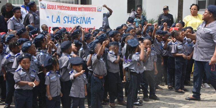 District Autonome d’Abidjan/Les Tout-Petits félicitent Bacongo pour son travail.                                      À l’occasion du mardi gras, les élèves de l’école préscolaire méthodiste « LA SHEKINA » de Yopougon Kouté ont eu le privilège de découvrir, mardi 4 mars, le District Autonome d’Abidjan lors d’une immersion enrichissante. Accueillis chaleureusement, ils ont exprimé leurs félicitations au Ministre-Gouverneur Cissé Bacongo pour le colossal travail qu’il a abattu en matière d’urbanisation et de développement de la ville. Travail dont les résultats sont partout visibles : transformation de la Baie du Banco, réhabilitation de la Mosquée Salam d’Adjamé, les travaux du Rond-Point des 220 Logements, etc.Sous la supervision de M. DANHO Paulin, Premier Vice-Gouverneur du District d’Abidjan, et en présence de Mme YAPO Brigitte, Directrice Générale des Services Administratifs, et de M. N&rsquo;DRI Narcisse, Conseiller Spécial, les élèves ont plongé dans l’univers institutionnel d’Abidjan, découvrant ainsi le rôle de l’administration publique et les missions des services rattachés au Cabinet du Gouverneur.La visite a débuté par un acte symbolique : la montée du drapeau national, marquant le début de cette immersion patriotique et éducative. Accompagnés de leurs hôtes, les enfants ont exploré divers services liés à la gestion urbaine, à la culture, au développement social et à l’intégration communautaire. Ces échanges ont renforcé leur compréhension du fonctionnement de l’administration locale et de la diversité culturelle de la Côte d&rsquo;Ivoire.M. DANHO Paulin, représentant le Ministre Gouverneur Ibrahima Cissé Bacongo, a exprimé sa satisfaction quant à cette belle initiative et a chaleureusement souhaité la bienvenue aux enfants. « On m’a confié ce message : il vous porte une grande affection. Vous avez fait un excellent choix en optant pour la tenue de la Gendarmerie, symbole fort des valeurs et de l’honneur de notre pays », a-t-il souligné. Avant de conclure, M. DANHO Paulin a annoncé, au nom du Ministre Gouverneur, un don de 500 000 FCFA aux tout-petits.De son côté, la Directrice de l’école, Mme OUYE Roseline, a pris la parole pour expliquer le contexte de cette visite et a exprimé sa profonde gratitude pour l’accueil chaleureux réservé aux élèves.Cette expérience a été un véritable succès, renforçant chez les jeunes leur sentiment d’appartenance à la nation et célébrant les valeurs de solidarité, d’intégration et de diversité culturelle. Elle leur a offert un aperçu précieux de l’administration publique tout en consolidant les valeurs d’unité nationale.
