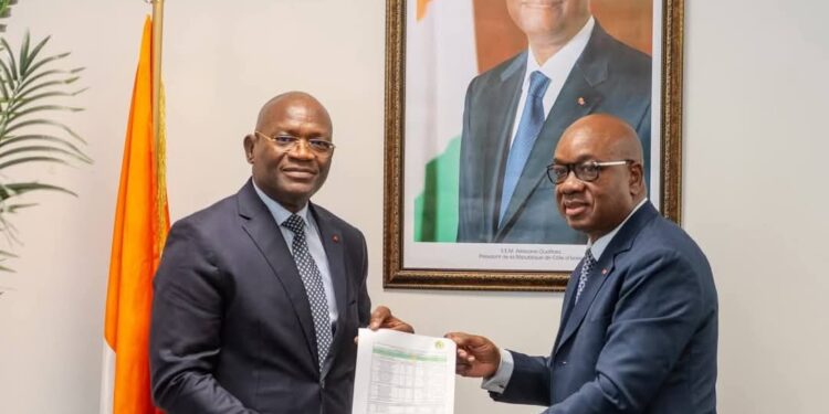 CAN U20: Idriss Diallo présente ses collaborateurs au ministre délégué Adje Metch.