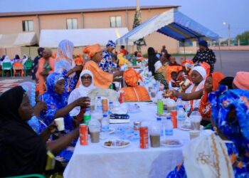 Ramadan 2025 / Séguéla : Dr Bamba Maférima Fouété offre une rupture collective à la populationCe samedi 15 mars 2025 du mois de Ramadan, le Centre Culturel Madégbè de Séguéla a drainé du monde. C’était à l’occasion de la deuxième édition de la rupture collective exceptionnelle organisée par Dr M&rsquo;Bahia Maferima Bamba Fouété Maire de la Commune de Séguéla.Placée sous le signe du partage et de la cohésion sociale, cette rupture collective a rassemblé plusieurs guides religieux de la Commune de Séguéla, des femmes et des jeunes venus pour la circonstance, partager un moment de communion et de solidarité.Tous ont partagé ce moment empreint de spiritualité et de solidarité, renforçant ainsi les liens entre les différentes communautés.Dans un esprit de fraternité et de cohésion sociale, Mme le Maire de la commune de Séguéla a une fois de plus démontré son attachement aux valeurs du vivre ensemble. À travers le partage de repas, des échanges sur l’islam et des prières pour la paix en Côte d’Ivoire.À cette occasion, Dr Bamba Maferima Bamba Fouété a invité les élus et cadres du Worodougou à la paix et à la cohésion sociale pour le développement de la région.Elle a ensuite demandé aux guides religieux de faire des prières pour SEM Alassane Ouattara afin qu&rsquo;il réussisse sa mission de développement de la Côte d’Ivoire.« Que l’unité et la solidarité sont les piliers du développement de la Commune de Séguéla», a-t-elle souhaité.Pour la circonstance, les imams ont formulé des bénédictions, après une séance de prêche, sur l&rsquo;esplanade du Centre culturel MADÉGBÊ de la commune de Séguéla.Cette belle cérémonie s&rsquo;est terminée par la prière dirigée par l&rsquo;imam Alassane Dosso.