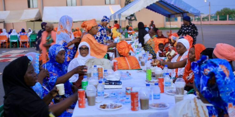 Ramadan 2025 / Séguéla : Dr Bamba Maférima Fouété offre une rupture collective à la populationCe samedi 15 mars 2025 du mois de Ramadan, le Centre Culturel Madégbè de Séguéla a drainé du monde. C’était à l’occasion de la deuxième édition de la rupture collective exceptionnelle organisée par Dr M&rsquo;Bahia Maferima Bamba Fouété Maire de la Commune de Séguéla.Placée sous le signe du partage et de la cohésion sociale, cette rupture collective a rassemblé plusieurs guides religieux de la Commune de Séguéla, des femmes et des jeunes venus pour la circonstance, partager un moment de communion et de solidarité.Tous ont partagé ce moment empreint de spiritualité et de solidarité, renforçant ainsi les liens entre les différentes communautés.Dans un esprit de fraternité et de cohésion sociale, Mme le Maire de la commune de Séguéla a une fois de plus démontré son attachement aux valeurs du vivre ensemble. À travers le partage de repas, des échanges sur l’islam et des prières pour la paix en Côte d’Ivoire.À cette occasion, Dr Bamba Maferima Bamba Fouété a invité les élus et cadres du Worodougou à la paix et à la cohésion sociale pour le développement de la région.Elle a ensuite demandé aux guides religieux de faire des prières pour SEM Alassane Ouattara afin qu&rsquo;il réussisse sa mission de développement de la Côte d’Ivoire.« Que l’unité et la solidarité sont les piliers du développement de la Commune de Séguéla», a-t-elle souhaité.Pour la circonstance, les imams ont formulé des bénédictions, après une séance de prêche, sur l&rsquo;esplanade du Centre culturel MADÉGBÊ de la commune de Séguéla.Cette belle cérémonie s&rsquo;est terminée par la prière dirigée par l&rsquo;imam Alassane Dosso.