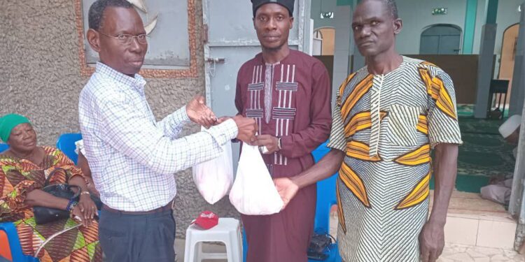 ANYAMA/ SOLIDARITE EN PERIODE DE JEUNE : LA DELEGATION DEPARTEMENTALE DU PDCI-RDA FAIT DES DONS AUX MUSULMANSDeux mosquées au centre-ville et trois autres dans le périmètre de Belleville, à Anyama, ont reçu la visite d’une délégation du Pdci-Rda. Le but de cette visite aux musulmans, leur apporter des vivres pour les soutenir dans cette période de jeûne.La délégation départementale d’Anyama Commune du parti démocratique de Côte d’Ivoire-Rassemblement démocratique africain (Pdci-Rda) était aux côtés de plusieurs fidèles musulmans, ce vendredi 21 mars 2025. Conduite par le professeur Adohi Biby Jean-Pierre, une délégation du personnel local de cette formation politique a offert des kits comprenant du sucre et des vivres aux fidèles musulmans. Cette opération a débuté à la mosquée Schneider 1 sise au quartier Schneider chez l’imam Issa Diakité pour s’achever à la mosquée Oumar Farouq chez l’imam Doumbia Al Hassan au quartier Belleville.Cependant, des fidèles des mosquées Château à Christiankoi, Touré Brahima à ‘’ancienne gendarmerie’’ et Madinatou Bayté au terminus Adja Madoué Touré ont également reçu les kits de la délégation du Pdci- Rda. Selon le professeur Adohi Biby Jean-Pierre, ces dons ont été mobilisés par l’ensemble du personnel politique de son parti pour manifester de la solidarité à leurs frères et sœurs qui jeûnent. « Parmi nous, toutes les confessions religieuses sont représentées. Nous savons que la période de jeûne est celle qui est favorable pour démontrer sa foi en Dieu. Mais c’est aussi une période de sacrifices. Il y a des malades, des veuves et autres personnes vulnérables. C’est à toutes ces personnes-là que nous avons pensé en faisant ces dons » a-t-il fait savoir, tout en précisant que le moment venu cet élan de solidarité s’étendra à des fidèles catholiques également. Le délégué départemental Pdci-Rda d’Anyama commune a déclaré vouloir ainsi s’unir aux bénéficiaires, avec ses collaborateurs, pour « porter notre foi en Dieu ».Intervenant après la remise de kits à la mosquée Marinatou Bayte, l’imam Ouattara Aboubacar s’est réjoui de ces dons : « Ce geste me fait énormément plaisir, compte tenu de ce que nous sommes dans un mois béni. Le fait que quelqu’un pense à vous dans un moment pareil est quelque chose de grand. Aussi, ma communauté et moi, vous disons merci. Ce geste permettra d’apporter de la joie chez des démunis au sein de la communauté » a-t-il réagi, après avoir prononcé des bénédictions en faveur des donateurs. Notons que partout où la délégation du Pdci-Rda est passée, les hommes de Dieu ont réagi pareillement.