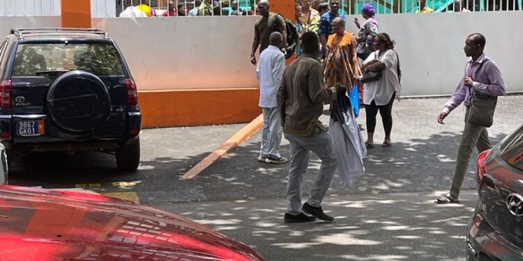 Assurance des taxis-compteurs / Fraude sur la nationalité et détournement de biens publics