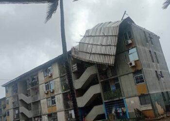 Port-Bouët/ La pluie emporte les toitures sur plusieurs immeubles