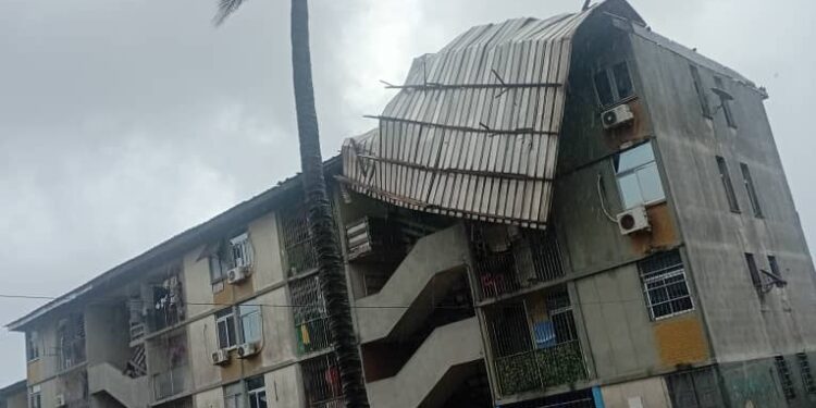 Port-Bouët/ La pluie emporte les toitures sur plusieurs immeubles