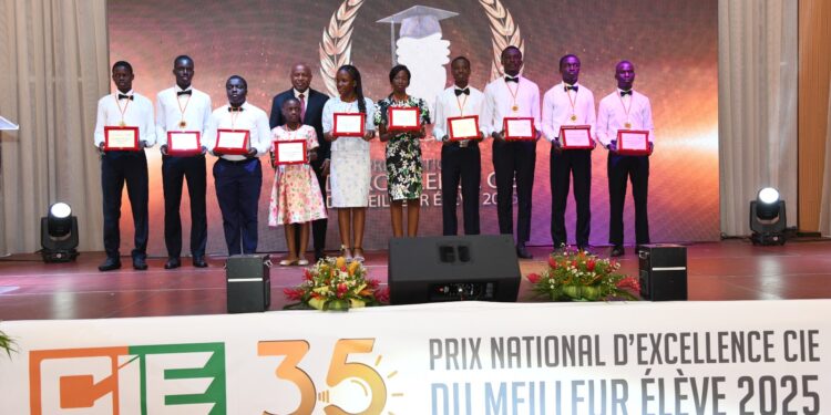 Prix National d’Excellence / La CIE célèbre les 10 meilleurs élèves
