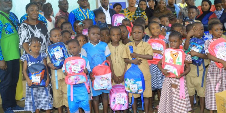 EducationLe Rotary Club Abidjan Djibi Étoile offre 320 kits scolaires offerts aux élèves de l’EPP N’Sinmon d’AboboDans le cadre de ses actions en faveur de l’éducation (une des sept causes prioritaires du Rotary International), le Rotary Club Abidjan Djibi Étoile a offert le vendredi 26 septembre 2025, 320 kits scolaires complets aux élèves de l’Ecole Primaire Publique (EPP) N’Sinmon, située à Abobo Derrière Rail. Ce don qui marque le début des Activités d’Intérêt Public du mandat 2025-2026 dudit club, vise à soutenir les familles en difficulté et à améliorer les conditions d’apprentissage des enfants en leur fournissant les outils pédagogiques essentiels. Il convient de relever que les difficultés d’accès aux fournitures scolaires ont pendant longtemps constitué une cause d’abandon de la scolarité par les enfants de cette école primaire. Les kits comprenaient notamment des cahiers, stylos, règles, sacs à dos, livres de lecture et d’autres fournitures scolaires qui permettront aux bénéficiaires de mieux assurer leur scolarité et au delà de développer leur goût pour la lecture. «En tant que Rotariens mais aussi parents d’élèves, nous avons à cœur d’apporter notre pierre à l’édifice et de soutenir enseignants et éducateurs pour renforcer la qualité des services pédagogiques », a déclaré le président du club, Konaté Tiornon.DES PARTENAIRES ENGAGESCette initiative a été rendue possible grâce au soutien de partenaires engagés tels que Mayelia Automotive, PAGDS, BSIC et la Fondation Sacré-Cœur ainsi que plusieurs donateurs anonymes et des amis rotariens. Le club a également bénéficié de l’appui de son Assistante du Gouverneur, Mme Lydie Ahoussi. Cette action du Rotary Club Abidjan Djibi Étoile s’inscrit pleinement dans la philosophie du Rotary International qui fait de l’éducation l’une de ses causes majeures. C’est pourquoi les organisateurs ont estimé que «L’éducation est la clé du développement. Chaque geste compte pour accompagner nos jeunes vers la réussite et l’excellence». Visiblement émus, les élèves bénéficiaires ont exprimé leur gratitude et se sont engagés à faire bon usage de ces fournitures pour exceller dans leurs études.