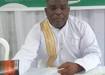 Dédicace de livre/ »La guerre attendra‘’                                « La guerre attendra’’ est à la fois le cri du cœur et le titre du tout premier ouvrage de l’aumônier militaire Paul Dodet. Au cours de la cérémonie de dédicace de son livre qui a eu lieu le vendredi 10 octobre 2025 au Baron, près de la Mairie de Yopougon, l’auteur est revenu sur le contexte de déroulement de son récit, le contenu ainsi que ses convictions profondes face à la menace et au péril de la guerre. Devant une importante foule de parents, amis et connaissances ainsi que plusieurs membres de l’Association pour la sensibilisation à la paix et à la solidarité en Côte d’Ivoire (ASPSCI) et de ses congénères, l’aumônier militaire a livré sa part de vérité dans la crise militaro-politique de 2010-2011 qui a endeuillé de nombreuses familles et qui a fait 3.000 morts.