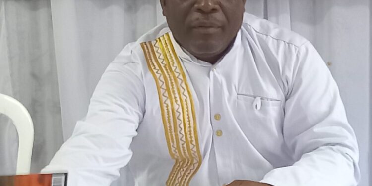 Dédicace de livre/ »La guerre attendra‘’                                « La guerre attendra’’ est à la fois le cri du cœur et le titre du tout premier ouvrage de l’aumônier militaire Paul Dodet. Au cours de la cérémonie de dédicace de son livre qui a eu lieu le vendredi 10 octobre 2025 au Baron, près de la Mairie de Yopougon, l’auteur est revenu sur le contexte de déroulement de son récit, le contenu ainsi que ses convictions profondes face à la menace et au péril de la guerre. Devant une importante foule de parents, amis et connaissances ainsi que plusieurs membres de l’Association pour la sensibilisation à la paix et à la solidarité en Côte d’Ivoire (ASPSCI) et de ses congénères, l’aumônier militaire a livré sa part de vérité dans la crise militaro-politique de 2010-2011 qui a endeuillé de nombreuses familles et qui a fait 3.000 morts.