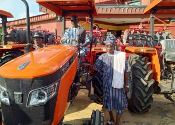 Bouna/ Le président Alassane Ouattara offre deux tracteurs au roi du Bounkani