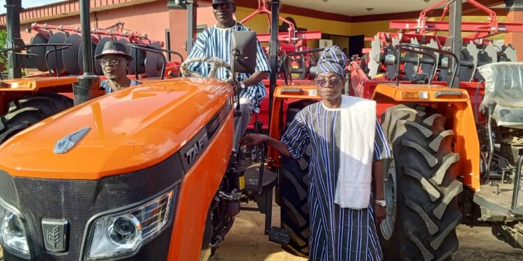 Bouna/ Le président Alassane Ouattara offre deux tracteurs au roi du Bounkani