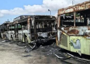 Photo légendée : Image des véhicules incendiés le vendredi 28 novembre 2025.