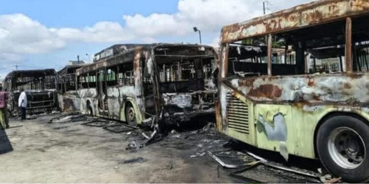 Photo légendée : Image des véhicules incendiés le vendredi 28 novembre 2025.