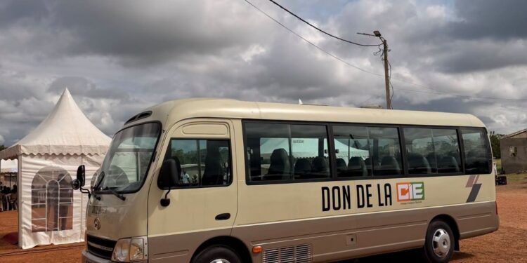 Taabo/ Engagement communautaire : La CIE remet un car aux élèves de Kouamékro pour faciliter leur accès à l’école