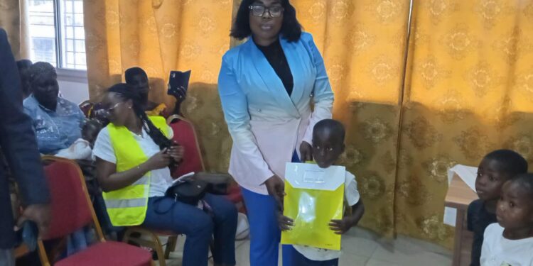 Remise de kits scolaires : L’Association ‘’La Main sur le Cœur’’ soulage 100 familles démunies